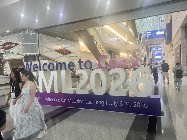 코엑스 로비의 대형 ‘Welcome to ICML 2026’ 조형물과 오가는 참가자들.